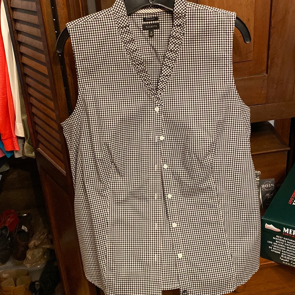 Like New Talbots Black and White Wrinkle Resistant Blouse Ruffle Collar